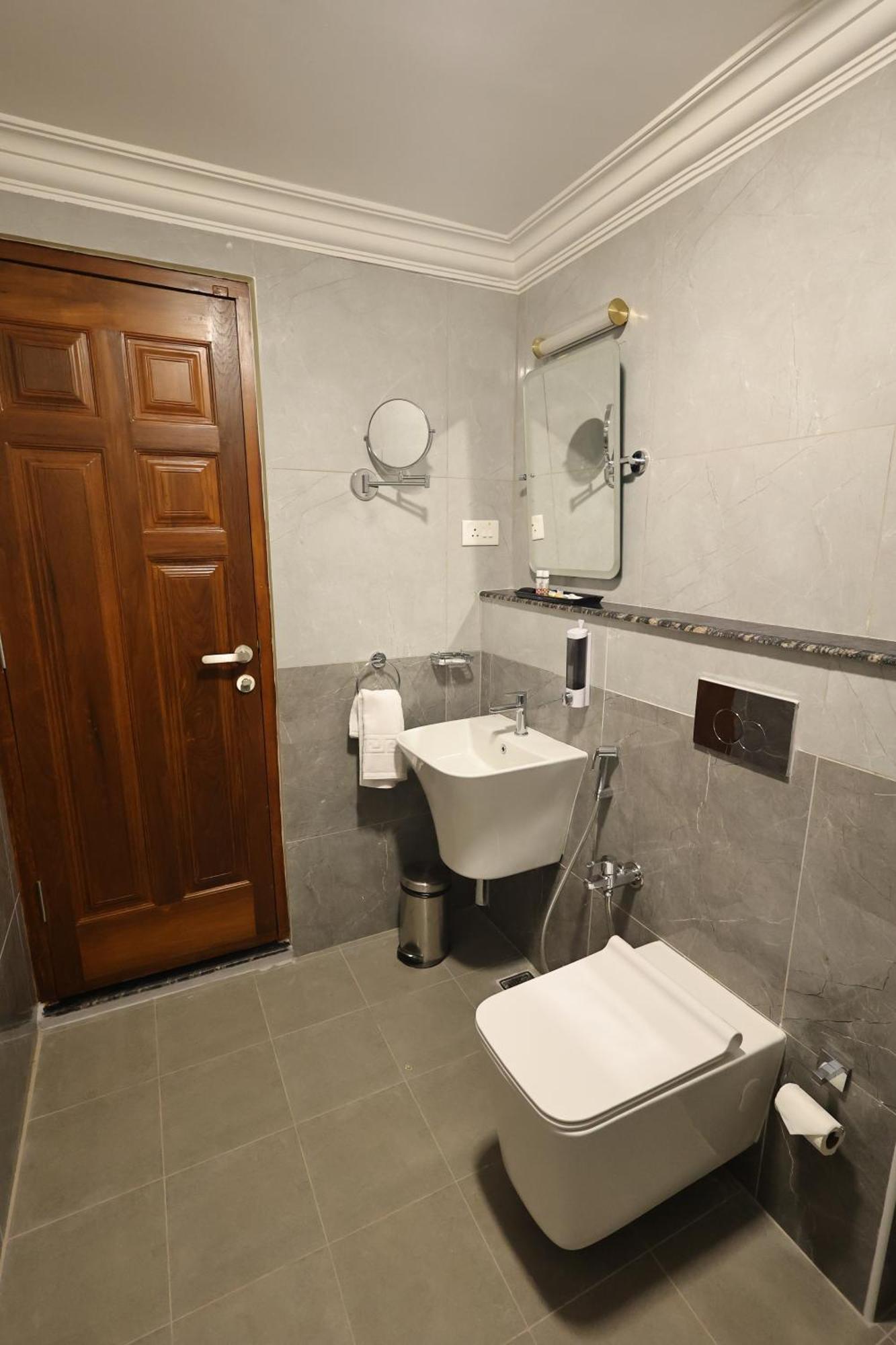 Le Colonial Suites Puducherry Zewnętrze zdjęcie